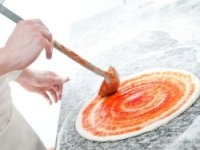 preparazione pizza il piacere da asporto